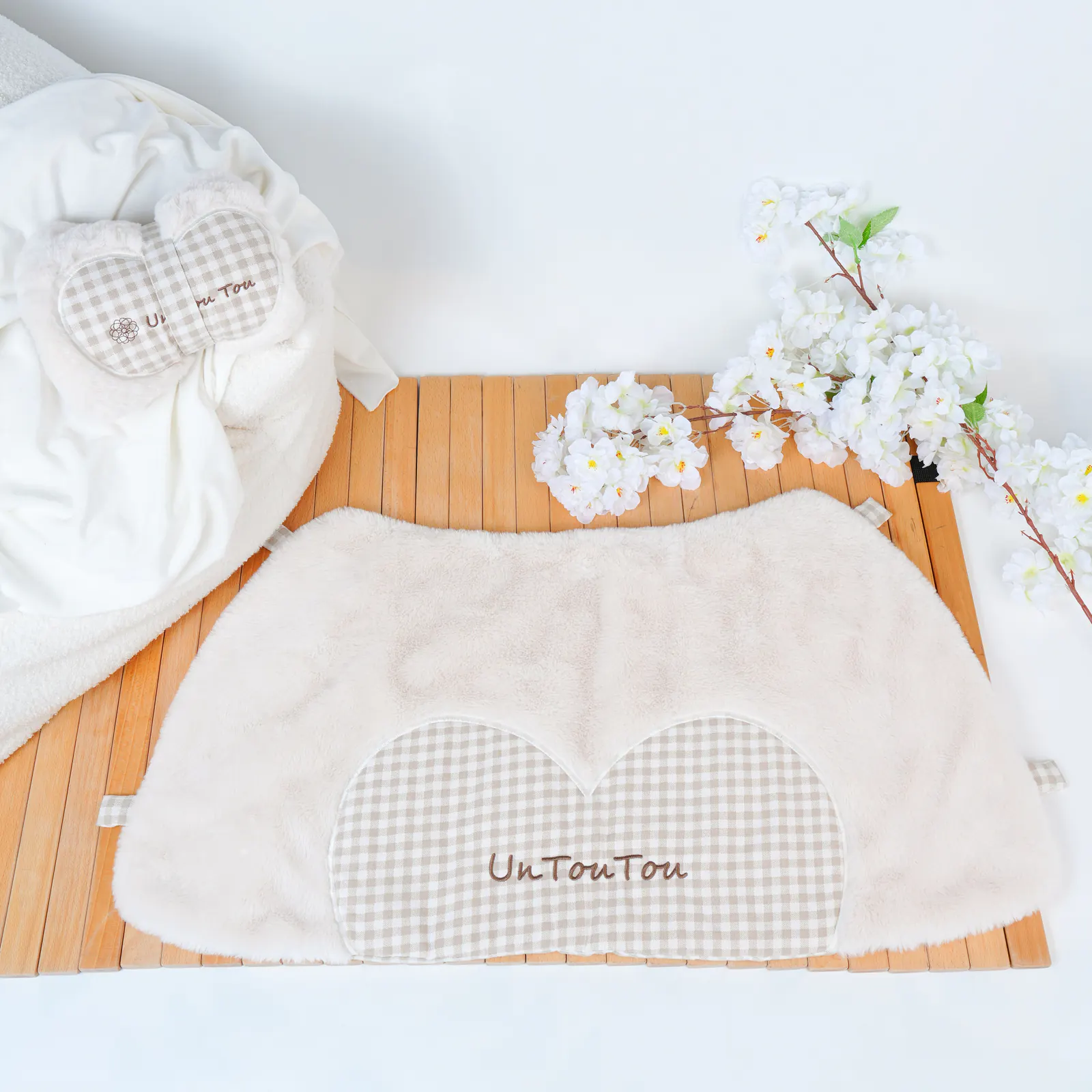 Plaid Plush Pet Bed · UT257094 product view 2